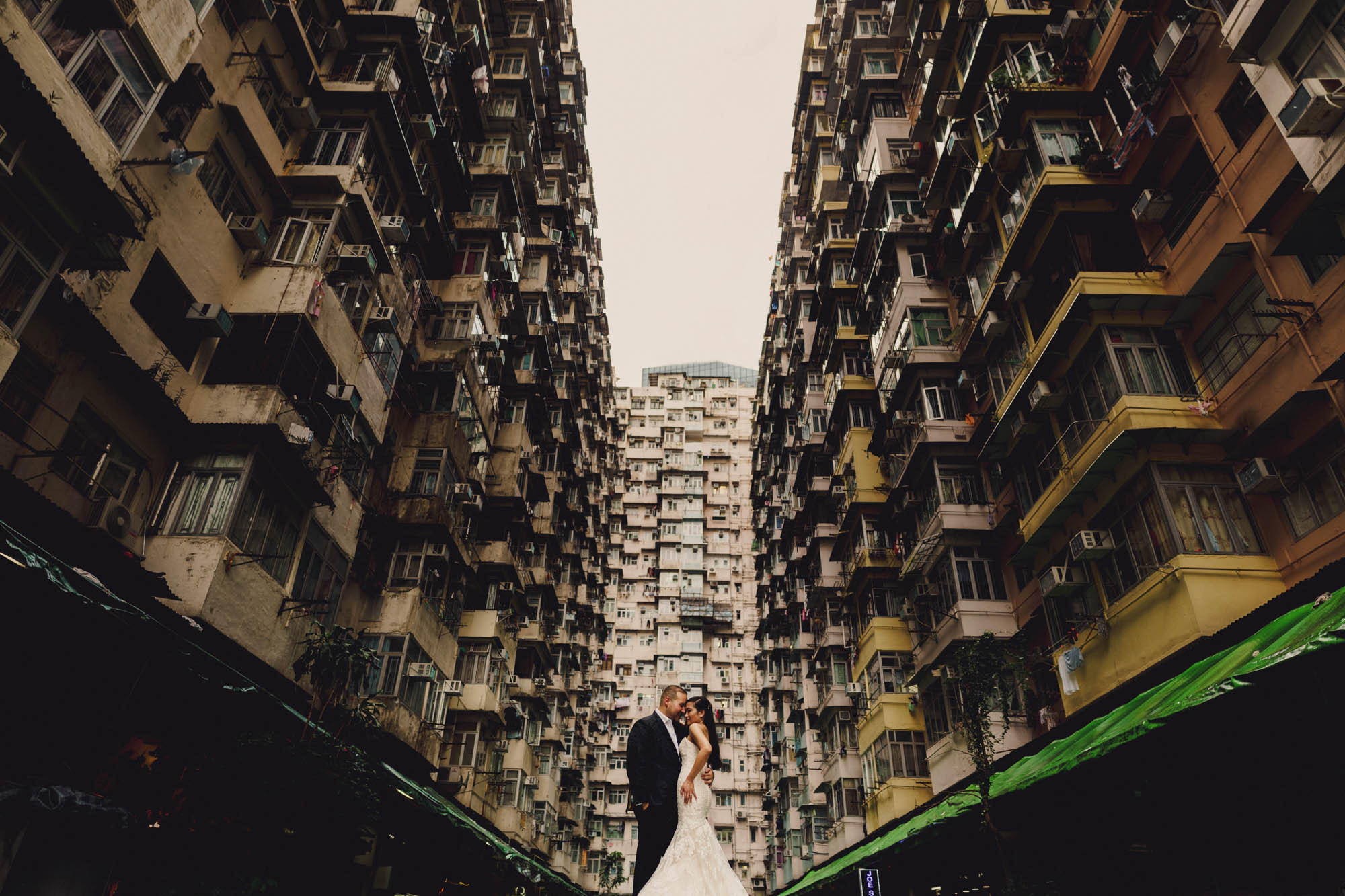 bride and groom at hong kong